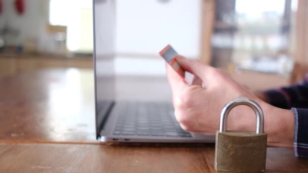 Osoba Dokonująca Zakupów Kartą Kredytową Online Kłódka Biurku Koncepcja Bezpieczeństwa — Wideo stockowe