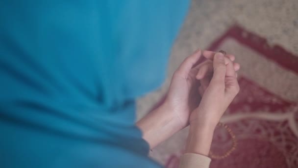 Μουσουλμάνα Γυναίκα Προσεύχεται Hijab Ισλάμ Στο Ραμαζάνι — Αρχείο Βίντεο