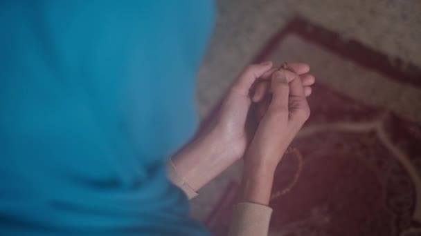 Muslim Wanita Berdoa Jilbab Islam Bulan Ramadhan — Stok Video