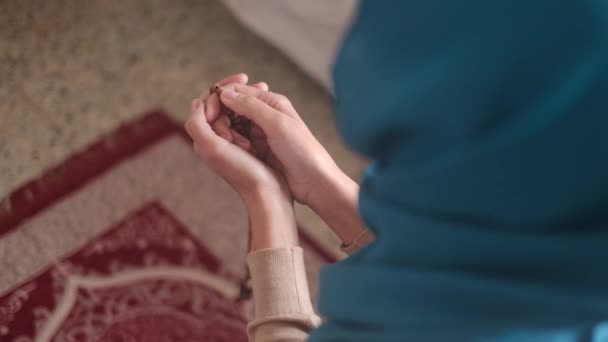 Müslüman Kadın Ramazan Tesettüre Giriyor — Stok video