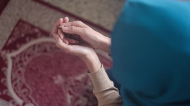 Мусульманская Женщина Молящаяся Хиджабу Исламу Рамадане — стоковое видео