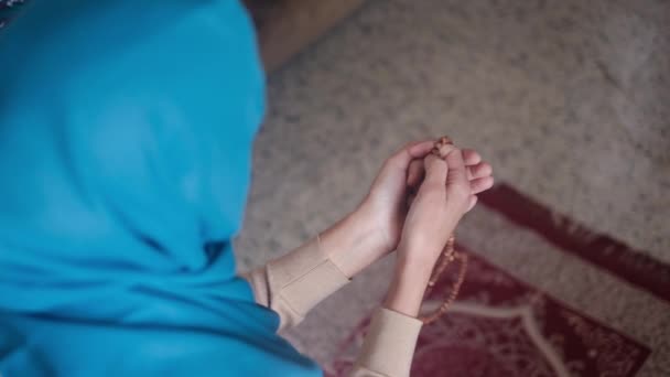 Μουσουλμάνα Γυναίκα Προσεύχεται Hijab Ισλάμ Στο Ραμαζάνι — Αρχείο Βίντεο