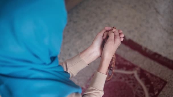 Moslimvrouw Biddend Hijab Islam Ramadan — Stockvideo