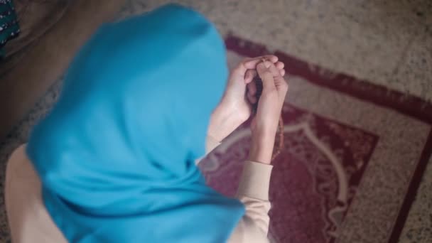 斋月期间为伊斯兰头巾祈祷的穆斯林妇女 — 图库视频影像