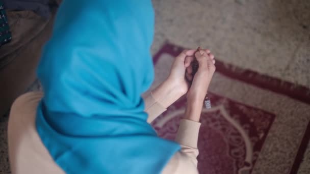 Mulher Muçulmana Rezando Hijab Islã Ramadã — Vídeo de Stock