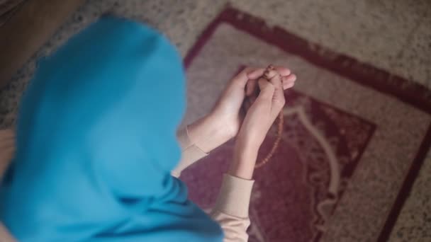 Müslüman Kadın Ramazan Tesettüre Giriyor — Stok video