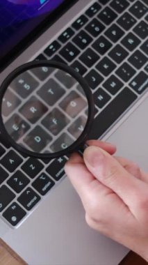 Büyüteçli bir kadın dizüstü bilgisayarı araştırıyor. İnternet ve bilgisayar sitelerini arama kavramı. Seyahat, finans, keşif ve bilgi. İnternet arama kavramını kullan.