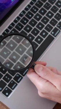 Büyüteçli bir kadın dizüstü bilgisayarı araştırıyor. İnternet ve bilgisayar sitelerini arama kavramı. Seyahat, finans, keşif ve bilgi. İnternet arama kavramını kullan.