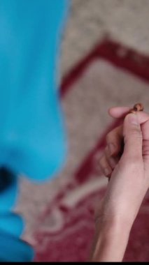 Müslüman kadın Ramazan 'da tesettüre giriyor
