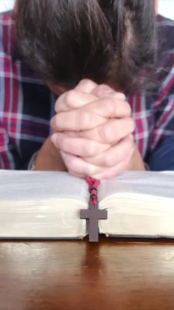 Joven Rezando Con Biblia Crucifijo — Vídeo de stock