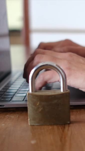 Persoon Die Laptop Gebruikt Hangslot Het Bureau Beveiligingsconcept — Stockvideo