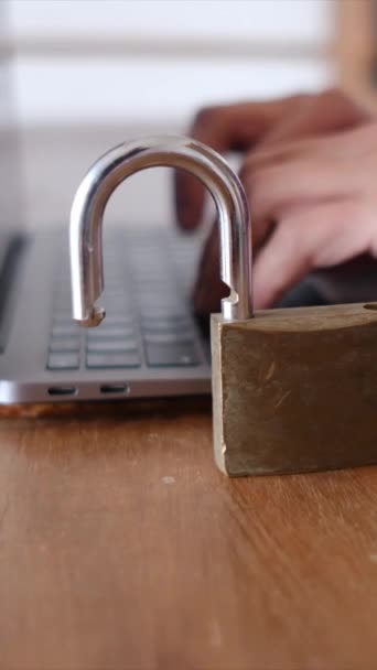 Pessoa Usando Laptop Cadeado Mesa Conceito Segurança — Vídeo de Stock