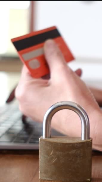 网上购物信用卡的人 书桌上的挂锁 安全概念 — 图库视频影像