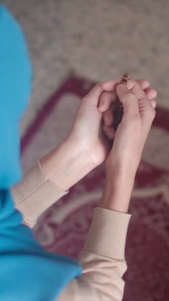 Mujer Musulmana Rezando Hiyab Islam Ramadán — Vídeo de stock
