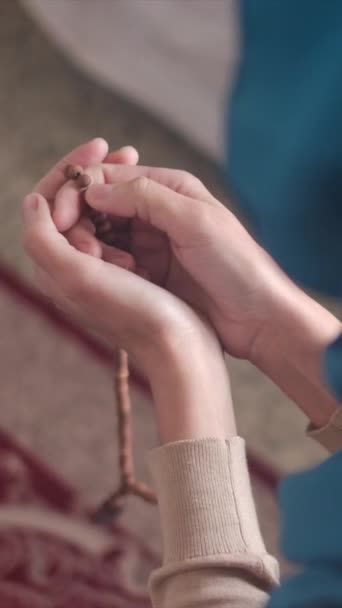 斋月期间为伊斯兰头巾祈祷的穆斯林妇女 — 图库视频影像