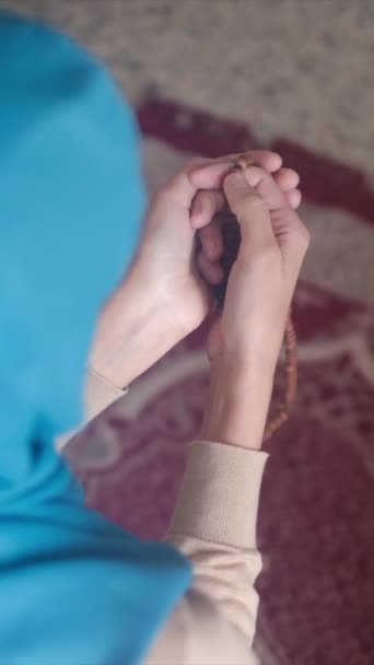 Donna Musulmana Che Prega Hijab Islam Ramadan — Video Stock
