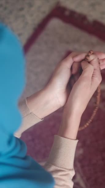 Mujer Musulmana Rezando Hiyab Islam Ramadán — Vídeos de Stock