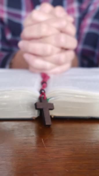 Joven Rezando Con Biblia Crucifijo — Vídeos de Stock