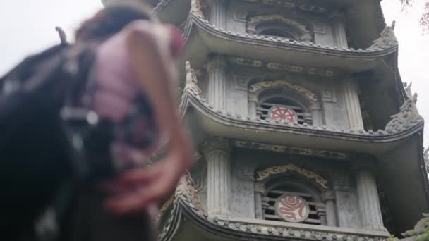 Sırt Çantalı Kadın Gezgin Tapınağı Ziyaret Ediyor Seyahat Ediyor — Stok video
