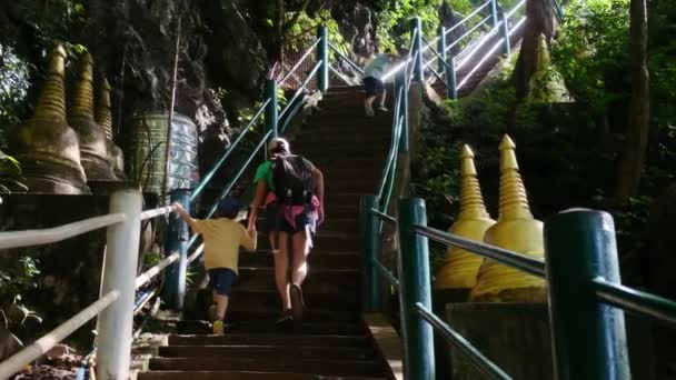 어머니와 아들들이 성전에서 계단을 걸어다니며 — 비디오