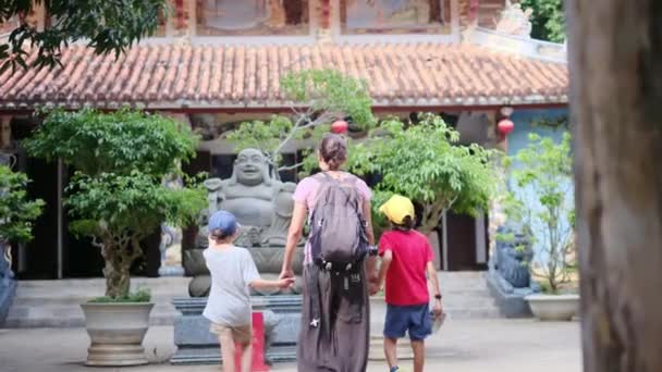 母亲和儿子们在庙宇里散步 — 图库视频影像