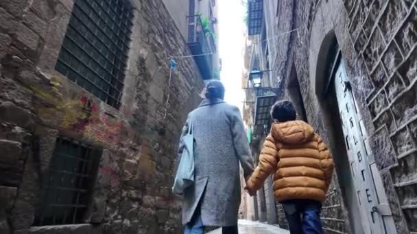 Madre Joven Caminando Con Hijo Calle — Vídeos de Stock