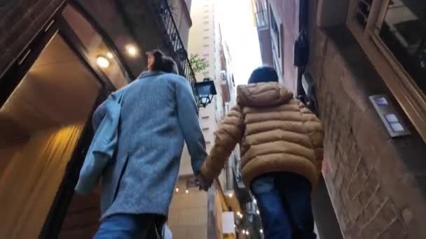 Madre Joven Caminando Con Hijo Calle — Vídeos de Stock