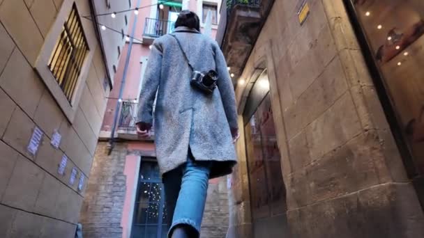 Mujer Joven Con Cámara Caminando Por Ciudad — Vídeos de Stock