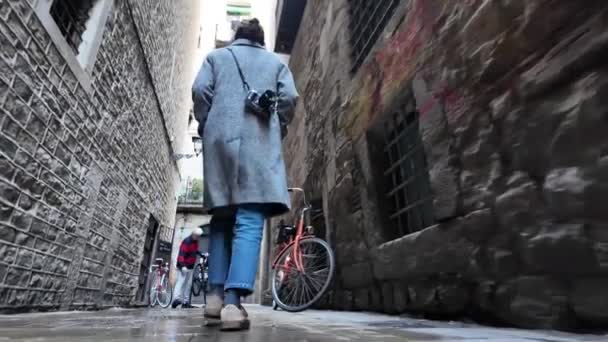 Zadní Pohled Mladou Ženu Kamerou Kráčející Městě — Stock video