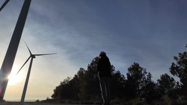 Жінка Інженер Планшетним Комп Ютером Працює Вітровими Турбінами — стокове відео