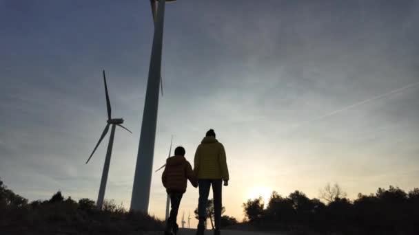Jonge Moeder Met Zoon Het Platteland Wandelen Naar Windturbines Bij — Stockvideo