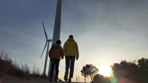 Giovane Madre Con Figlio Campagna Piedi Alle Turbine Eoliche Tramonto — Video Stock