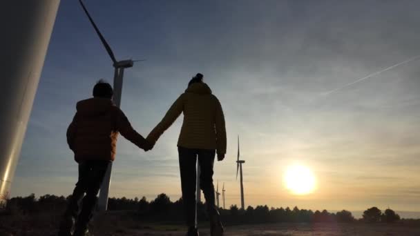 Jovem Mãe Com Filho Campo Caminhando Para Turbinas Eólicas Pôr — Vídeo de Stock