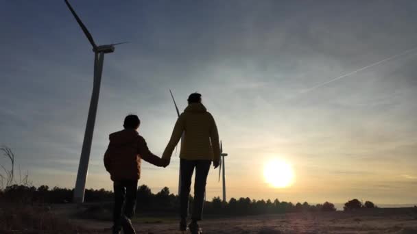 Молодая Мать Сыном Сельской Местности Пешком Ветряных Турбин Закате Экологическая — стоковое видео
