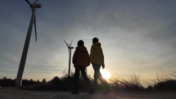 Jonge Moeder Met Zoon Het Platteland Wandelen Naar Windturbines Bij — Stockvideo