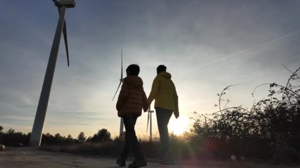 Jeune Mère Avec Fils Campagne Marchant Vers Les Éoliennes Coucher — Video
