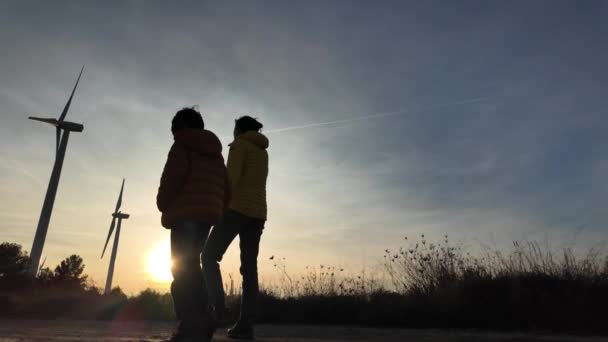 Молода Мати Сином Сільській Місцевості Йде Вітрові Турбіни Заході Сонця — стокове відео