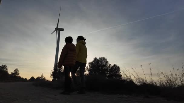 Madre Joven Con Hijo Campo Caminando Turbinas Eólicas Atardecer Concepto — Vídeo de stock