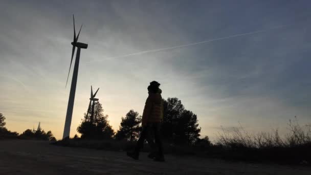 Genç Anne Oğlu Kırsalda Gün Batımında Rüzgar Türbinlerine Yürüyor Ekoloji — Stok video