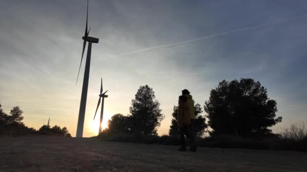 Genç Anne Oğlu Kırsalda Gün Batımında Rüzgar Türbinlerine Yürüyor Ekoloji — Stok video