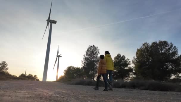 Jovem Mãe Com Filho Campo Caminhando Para Turbinas Eólicas Pôr — Vídeo de Stock