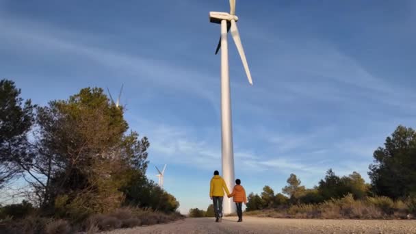 Mère Avec Fils Campagne Marchant Vers Les Éoliennes Concept Écologique — Video