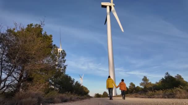 Anne Oğlu Kırsalda Rüzgar Türbinlerine Yürüyor Ekoloji Kavramı — Stok video