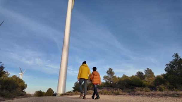 Madre Con Hijo Campo Caminando Aerogeneradores Concepto Ecología — Vídeos de Stock