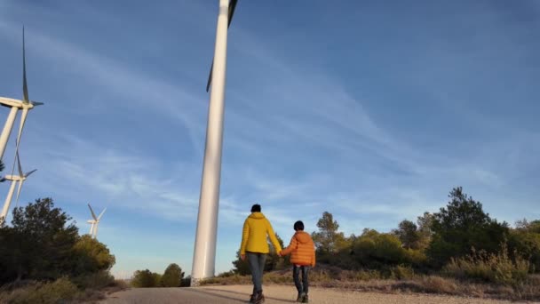 Mãe Com Filho Campo Caminhando Para Turbinas Eólicas Conceito Ecologia — Vídeo de Stock