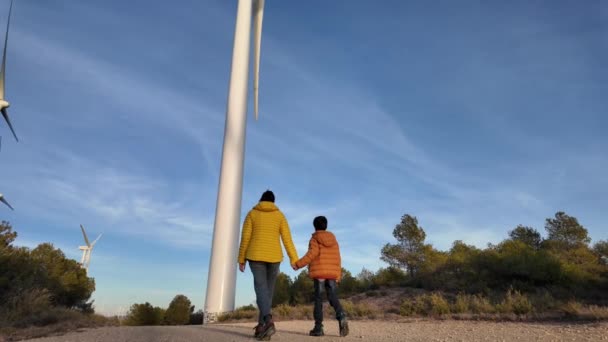 Mor Med Son Landet Promenader Till Vindkraftverk Ekologi Koncept — Stockvideo
