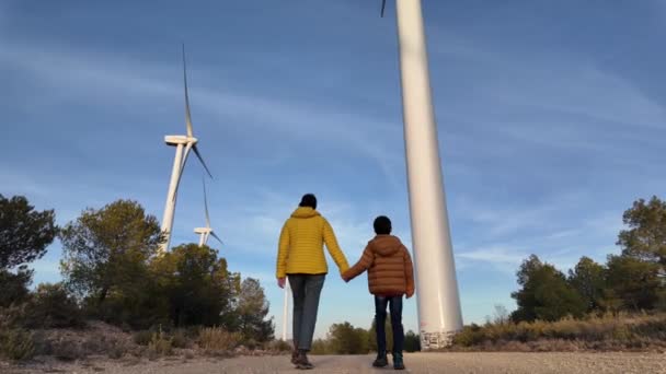 Madre Con Figlio Campagna Piedi Alle Turbine Eoliche Concetto Ecologia — Video Stock