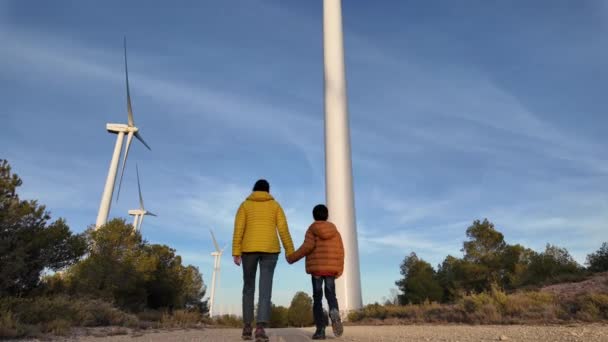 Madre Con Hijo Campo Caminando Aerogeneradores Concepto Ecología — Vídeo de stock