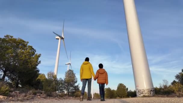Moeder Met Zoon Het Platteland Wandelen Naar Windturbines Ecologie Concept — Stockvideo