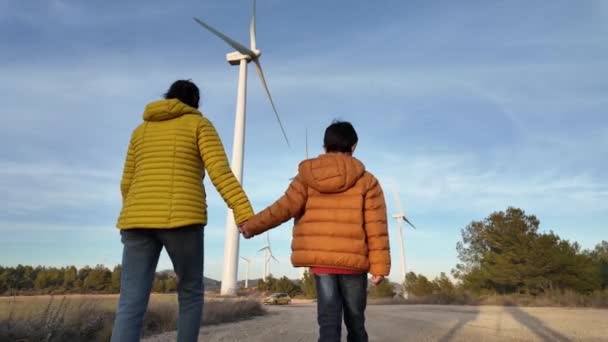 Madre Con Hijo Campo Caminando Aerogeneradores Concepto Ecología — Vídeos de Stock